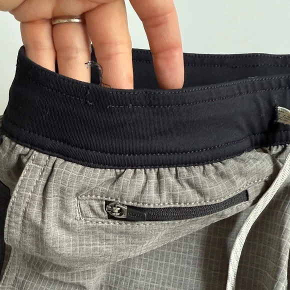 Vuori Stockton Shorts Mens Medium M Compression Lined Running Gray Check Black - Picture 9 of 10